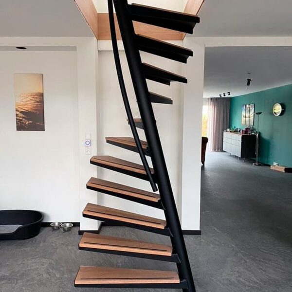 Лестница винтовая с наклонной основой «Метр-на-Метр Вуд»