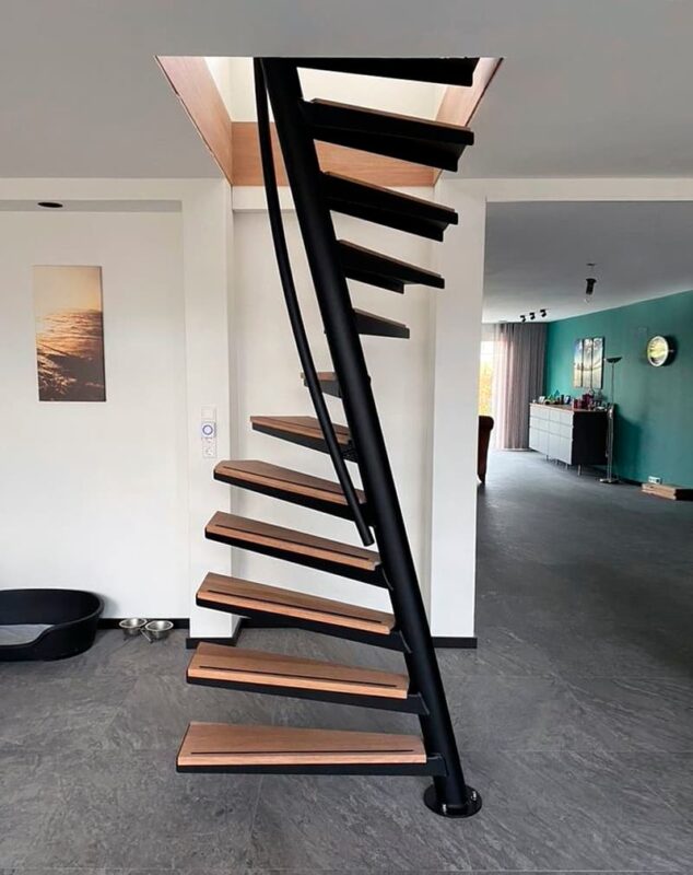 Лестница винтовая с наклонной основой «Метр-на-Метр Вуд»