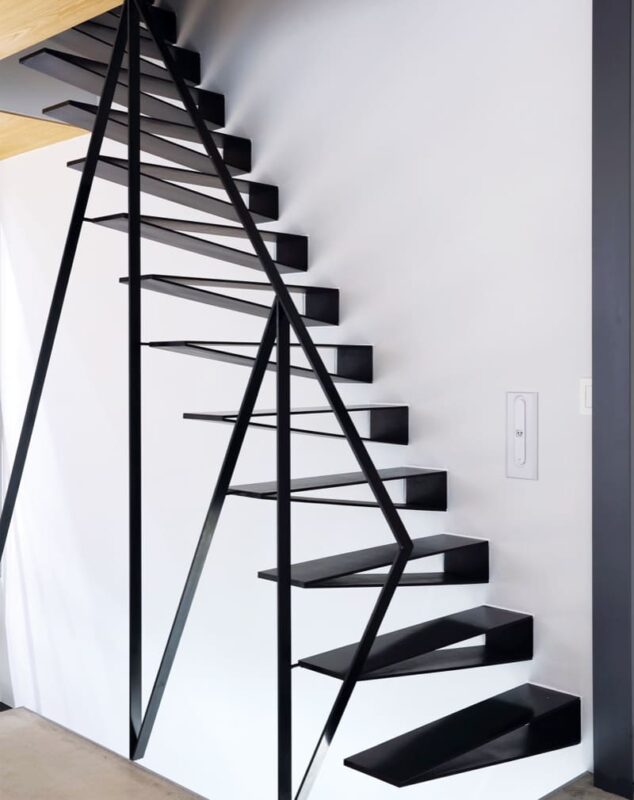 Лестница металлическая консольная  «Треугольник»