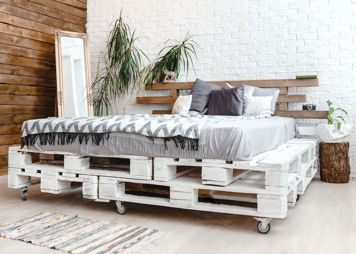 Кровать из поддонов №11