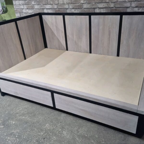 Кровать в стиле Лофт из массива дуба В-007