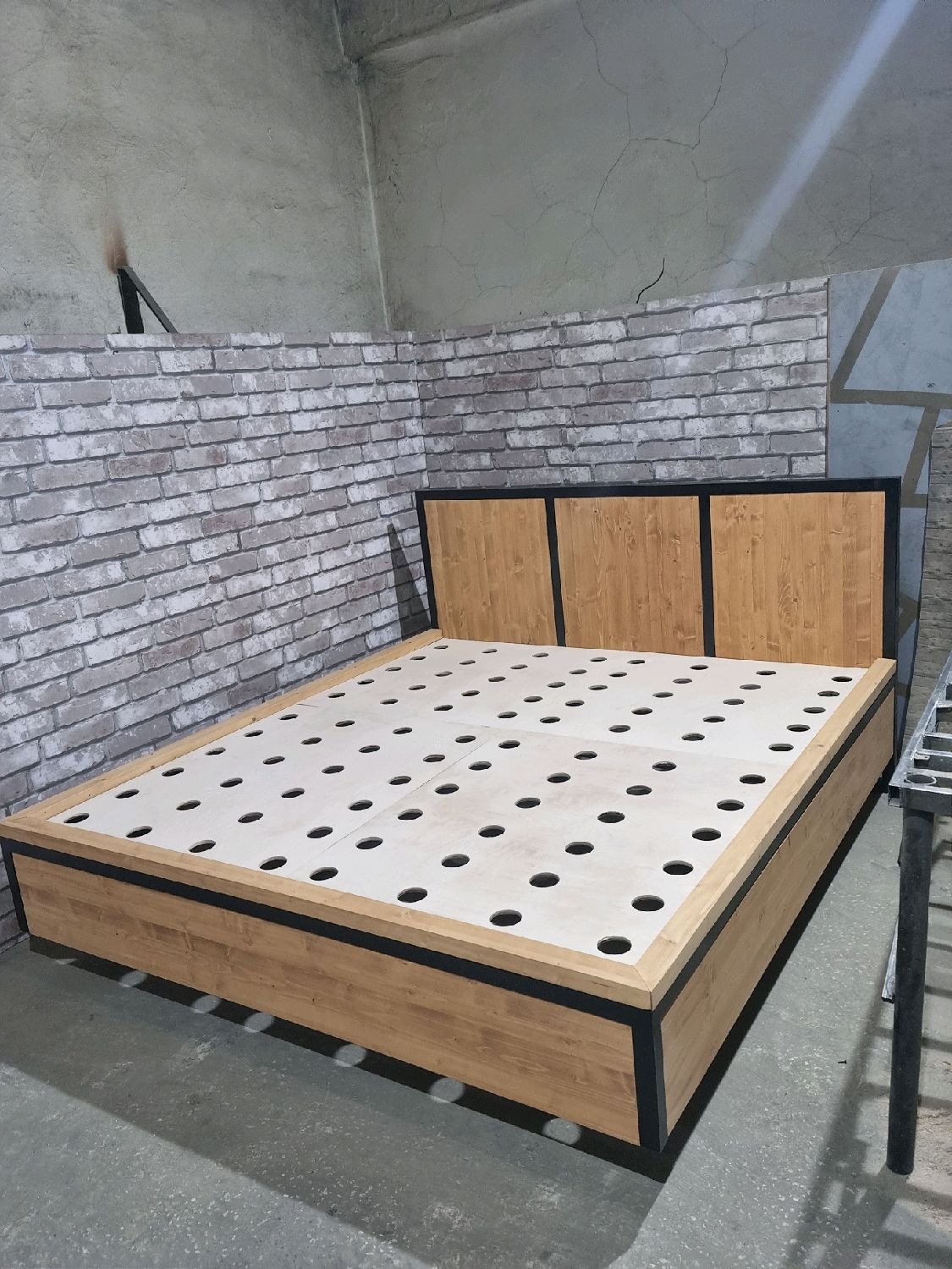 Кровать в стиле Лофт В-005