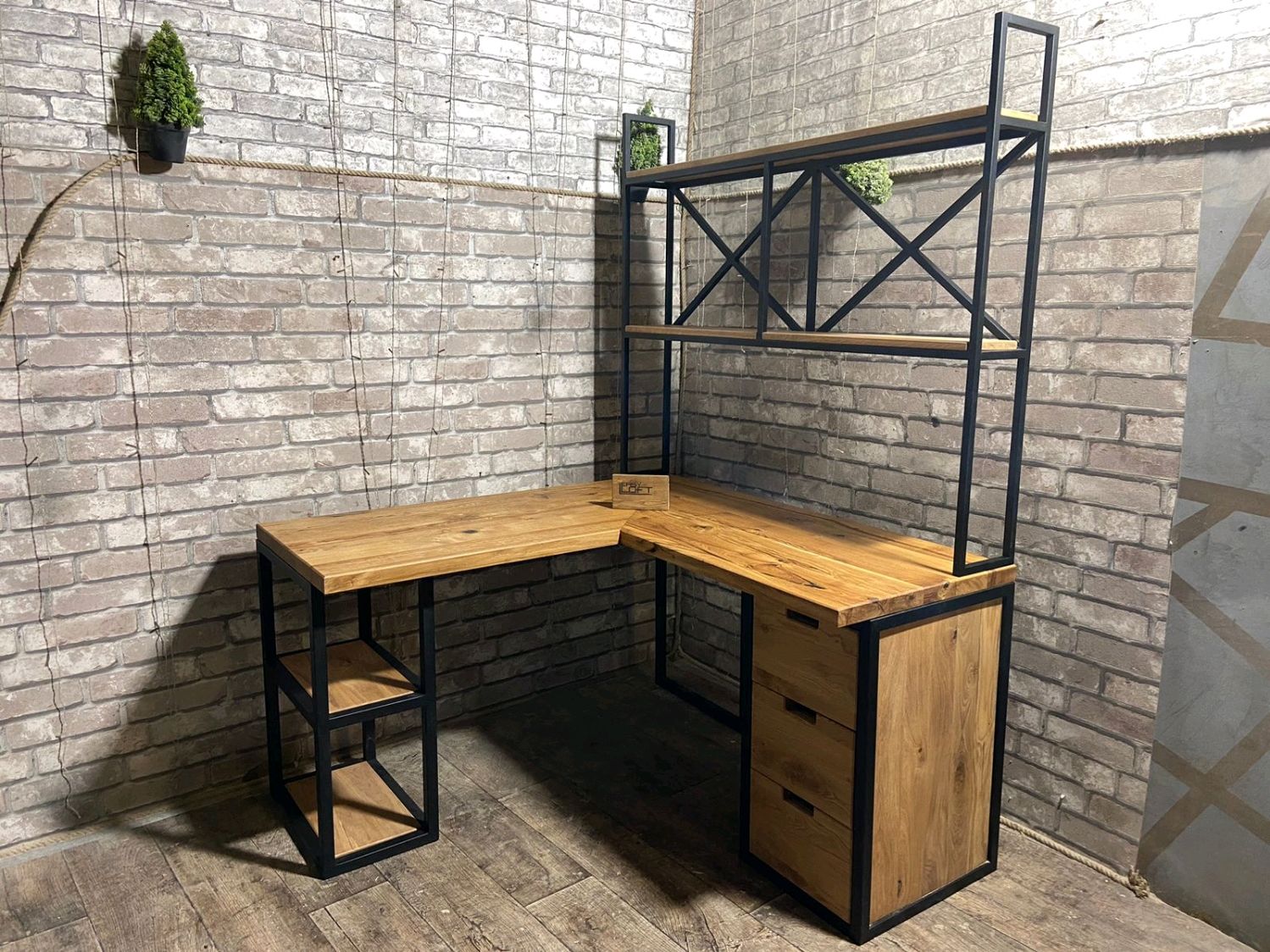 Стол компьютерный угловой в стиле Лофт из массива дуба С-375